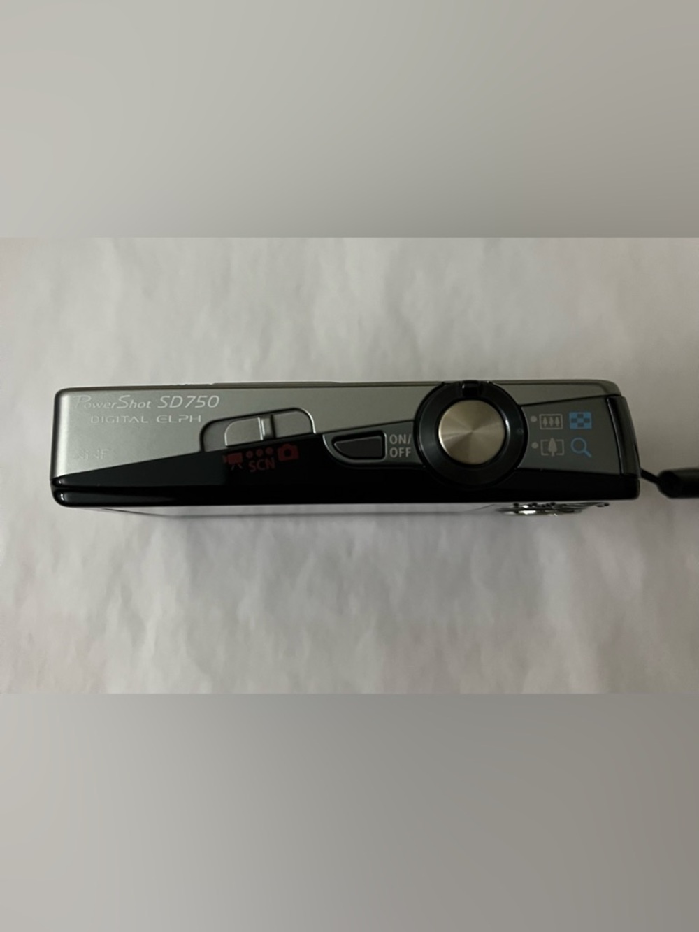 Canon PowerShot SD750 Digital Elph Camera - Silver - Picture 4 of 14
